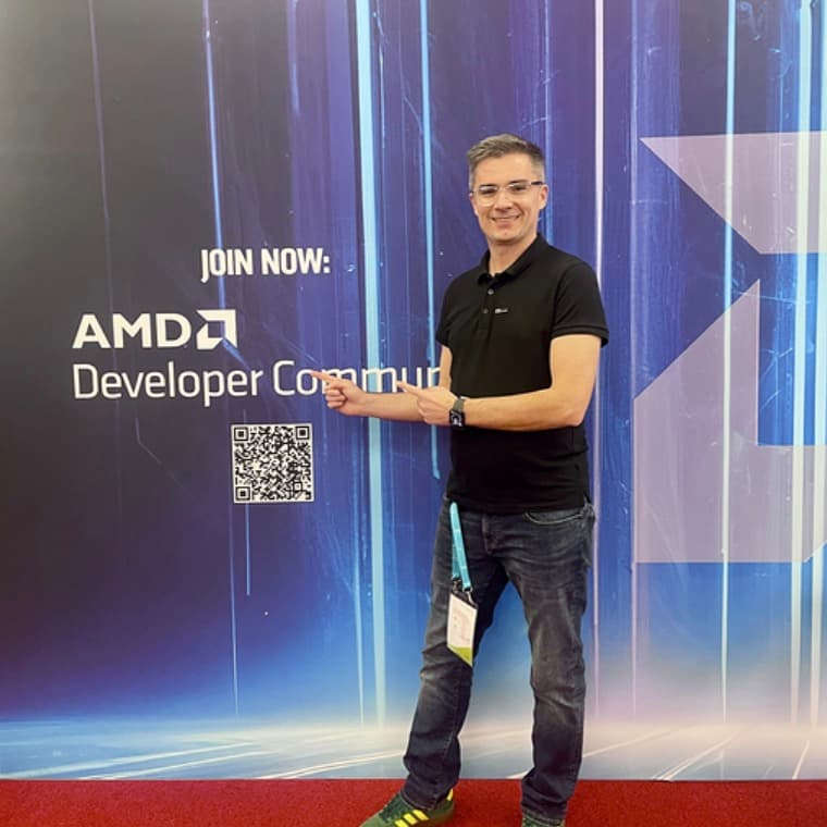Piotr Dul przy stoisku AMD Developer Community