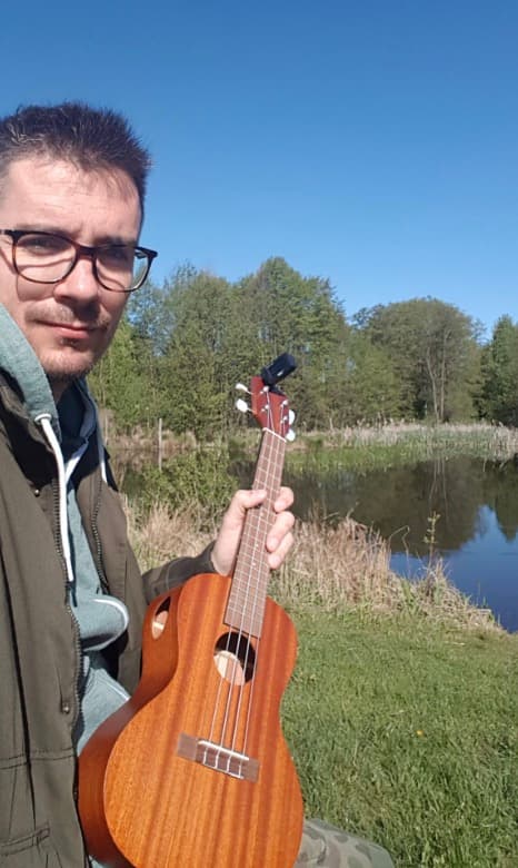 Piotr Dul z ukulele nad jeziorem