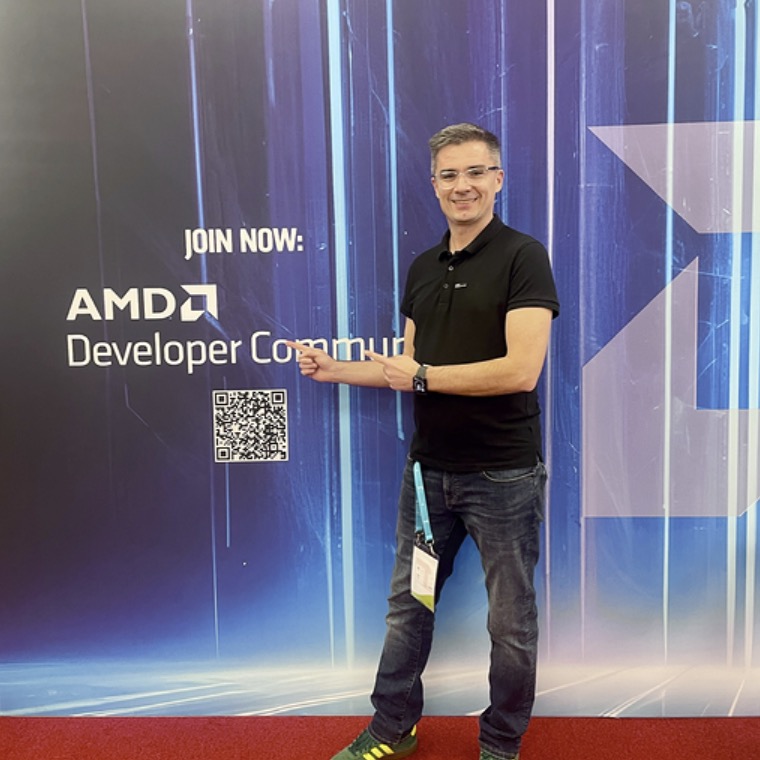 Piotr Dul przy stoisku AMD Developer Community