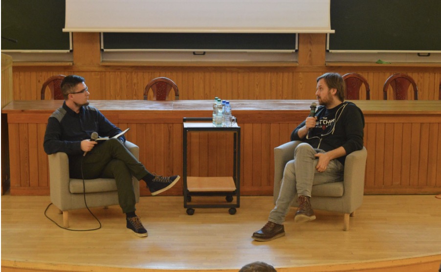Rozmowa na scenie — Maciej Aniserowicz w bluzie Wiedźmin 3