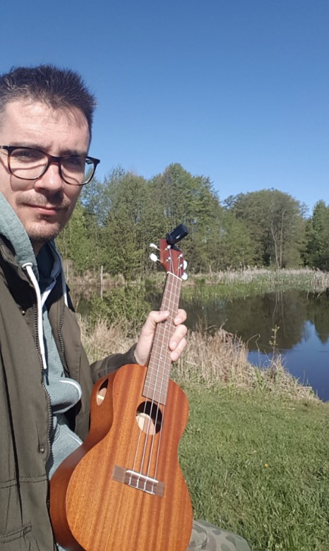 Piotr Dul z ukulele nad jeziorem