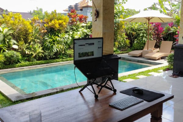 Bali - podstawka z laptopem i widok na ogród z basenem
